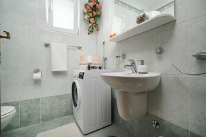 Apartment (A2) | Bathroom - Apartments Josip (Vodice)
