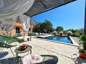 Udendørs pool, parasoller, liggestole