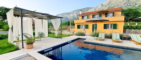 Außenpool, Sonnenschirme, Liegestühle