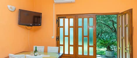 Apartment (A1) | Dining