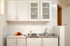 Kühlschrank, Herdplatte, Espressomaschine, Wasserkocher
