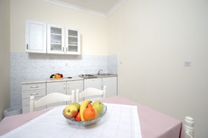 Monolocale (A2) | Cucina privata | Frigorifero, piano cottura, macchina per caffè espresso