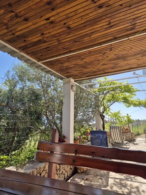 Courtyard - House Tomy (Bol)