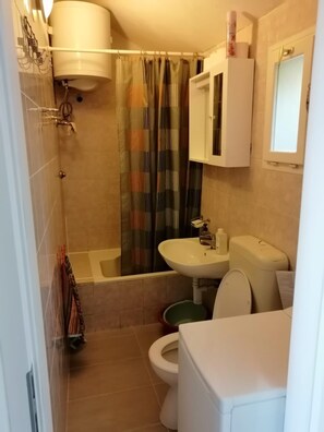House | Bathroom - House Tomy (Bol)