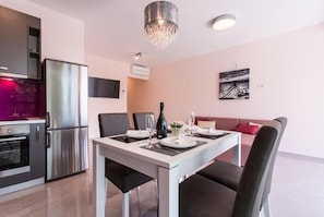 Apartment (A1) | Eigene Küche | Kühlschrank, Mikrowelle, Ofen, Herdplatte