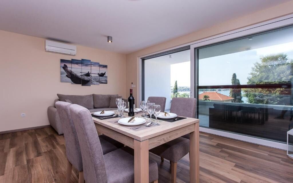Apartment (A2) | Dining