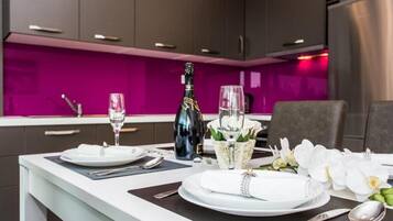 Apartment (A1) | Eigene Küche | Kühlschrank, Mikrowelle, Ofen, Herdplatte