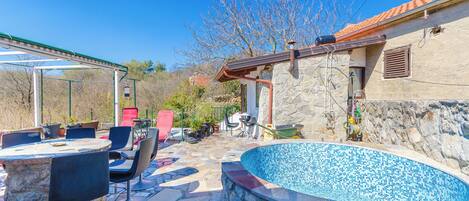 สระว่ายน้ำกลางแจ้ง