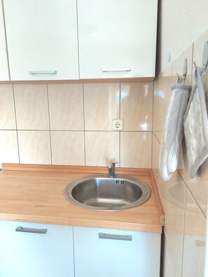 Apartment (A1) | Private kitchen | Fridge, microwave, stovetop, electric kettle - Apartments Niko (Benkovac)
