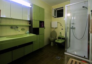 Shower, bidet, soap, toilet paper - Rooms Branka (Krizevci)
