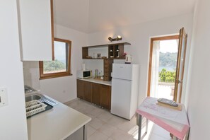 Apartment (A1) | Private kitchen - Apartment Ina (Solta)