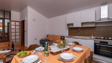 Apartment (A1) | Private kitchen | Fridge, microwave, oven, stovetop