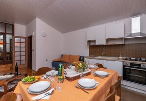 Appartement (A1) | Cuisine privée | Réfrigérateur, micro-ondes, four, plaque de cuisson
