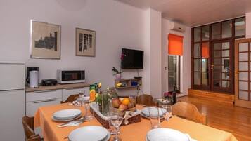 Apartment (A1) | Dining