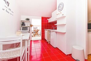 House | Private kitchen | Fridge, microwave, oven, stovetop