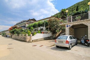 Free self-parking - Apartments Ivana (Trpanj)