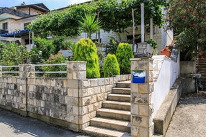 Courtyard - Apartments Ivana (Trpanj)