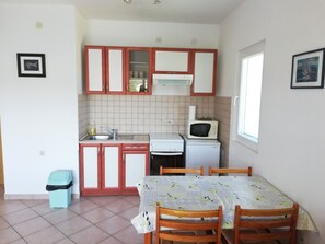 Apartment (A2) | Private kitchen | Fridge, microwave, stovetop, cookware/dishes/utensils - Apartments Marijan (Sali)