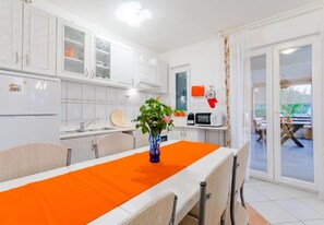 Apartamento (A1) | Cocina privada | Frigorífico, microondas, horno y placa de cocina
