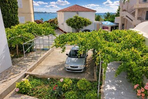 Free self parking - House Mari (Novalja)