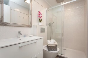 Căn hộ (A1) | Phòng tắm | Buồng tắm vòi sen 