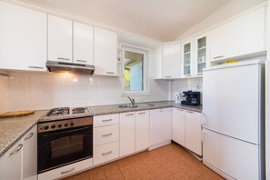 Apartemen (A8) | Dapur pribadi | Lemari es, kompor, ketel listrik, dan peralatan masak/sendok-piring