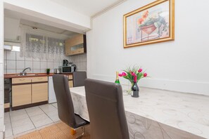 Apartment (A5) | Eigene Küche | Kühlschrank, Herdplatte, Wasserkocher, Kochgeschirr/Geschirr/Besteck