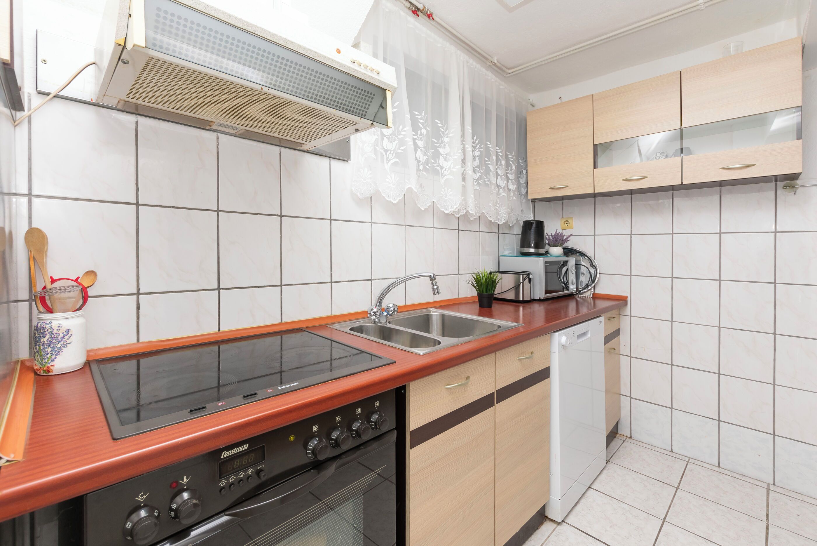 Apartment (A5) | Private kitchen | Fridge, stovetop, electric kettle, cookware/dishes/utensils