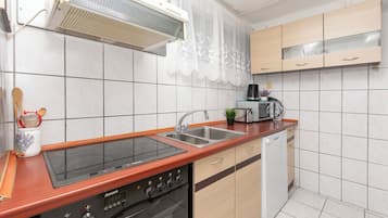 Apartment (A5) | Private kitchen | Fridge, stovetop, electric kettle, cookware/dishes/utensils