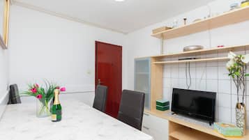Apartment (A5) | Private kitchen | Fridge, stovetop, electric kettle, cookware/dishes/utensils