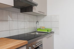 Apartamento (A2) | Cozinha privada | Geladeira, fogão, cooktop, talheres/pratos/utensílios de cozinha