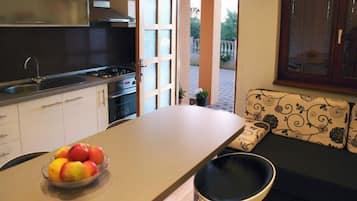 Apartamento (A2) | Cozinha privada | Geladeira, micro-ondas, fogão, cooktop
