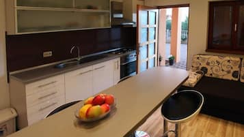 Apartamento (A2) | Cozinha privada | Geladeira, micro-ondas, fogão, cooktop