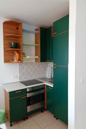 Apartment (A3) | Private kitchen | Fridge, stovetop, espresso maker, electric kettle - Apartments Vlado (Omisalj)
