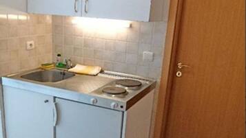 Studio (A6) | Private kitchen | Fridge, stovetop, espresso maker, electric kettle