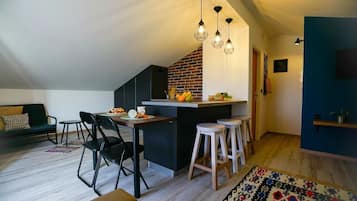 Lejlighed (A2) | Privat køkken | Køleskab, mikrobølgeovn, kogeplade, espressomaskine