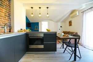 Apartamento (A2) | Cocina privada | Frigorífico, microondas, placa de cocina y máquina de café espresso