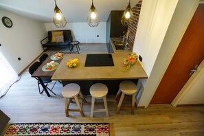 Refrigerador, microondas, placa de cocina, cafetera expreso