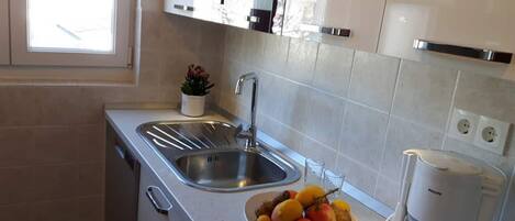 Appartement (A1) | Cuisine privée | Réfrigérateur, micro-ondes, four, plaque de cuisson