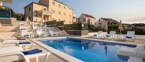 Açık yüzme havuzu