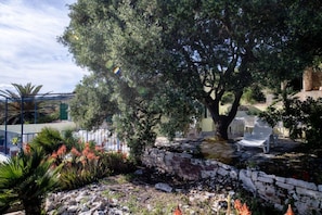 Garden - House Paradiso (Vis)