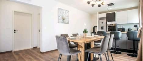 อพาร์ทเมนท์ (A1) | ครัวส่วนตัว | ตู้เย็น, ไมโครเวฟ, เตาอบ, เตาประกอบอาหาร