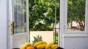 A room with a view of a balcony and a table with a fruit bowl. - Apartment Anka (Kastela)