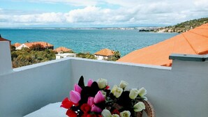 A balcony with a view of the sea and a coastal town. - Apartments Denko (Kali)