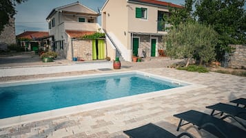 Hồ bơi ngoài trời