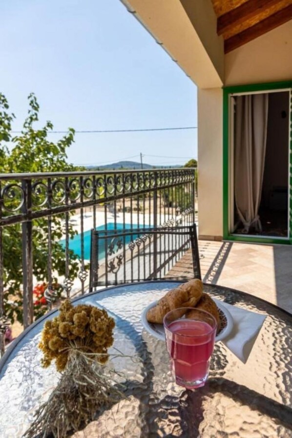 Room (S1) | Balcony