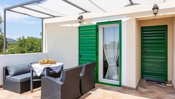 Room (S2) | Terrace/patio