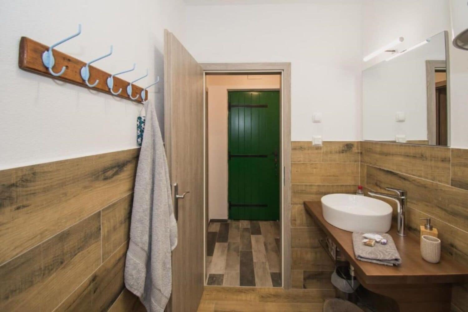 Kamar (S3) | Kamar mandi | Shower, handuk, sabun, dan tisu toilet