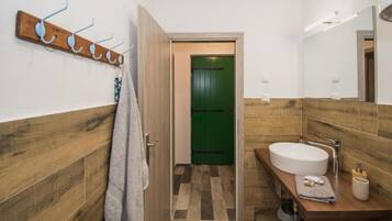 Kamar (S3) | Kamar mandi | Shower, handuk, sabun, dan tisu toilet