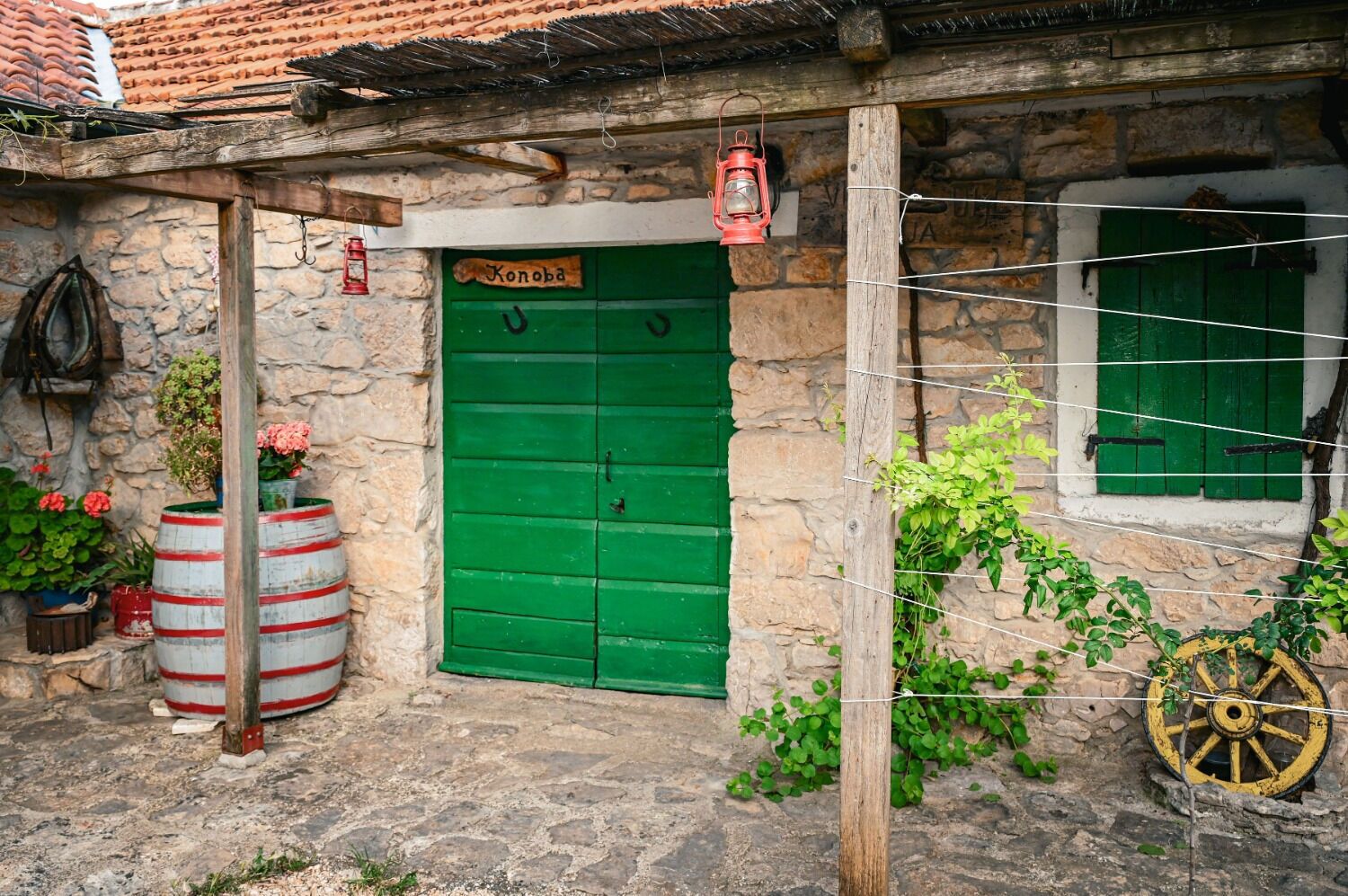 สนามรอบบริเวณ